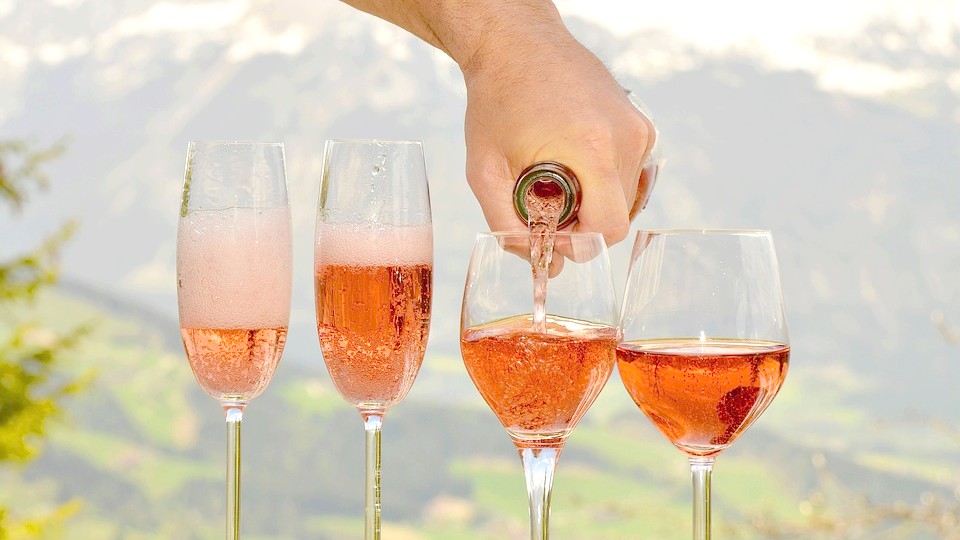 Les Français conservent leur titre de plus gros buveurs de rosé au