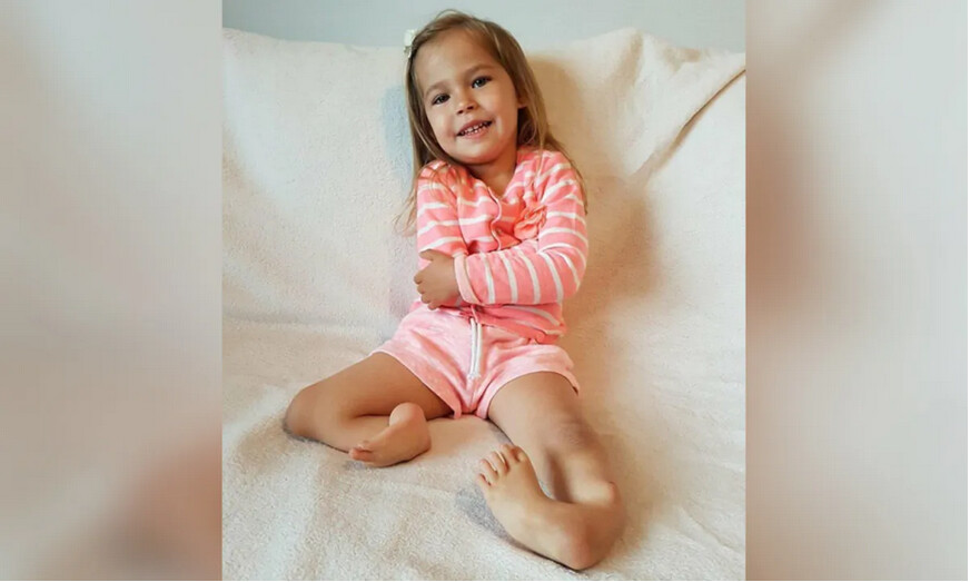 Une petite fille née avec les pieds en arrière marche à nouveau après