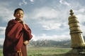 Un moine tibétain sort d'un dortoir du monastère Tashilhunpo au Tibet.（攝影:  / 大紀元）  