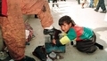 Joël, 4 ans, cire des chaussures dans les rues de La Paz（PIG: GONZALO ESPINOZA / ImageForum）  