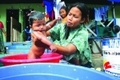 victime du tsunami de décembre 2004, donne un bain à sa fille（Staff: JEWEL SAMAD / 2006 AFP）  