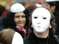 Des masques blancs pour gommer les différences （PIG: LIONEL BONAVENTURE / ImageForum）  