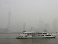 Un bateau de touristes sur la rivière Huangpu, à Shanghai,（Staff: MARK RALSTON / 2007 AFP）  