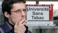 Un étudiant français fume à l’extérieur de son pavillon d’université（Staff: PHILIPPE HUGUEN / 2007 AFP）  