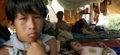 Alfredo Rojas (G) et ses deux frères se sont réfugiés dans une tente（Stringer: AIZAR RALDES / 2007 AFP）  