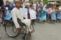 Des gens ayant été victimes de la polio manifestent（Stringer: RIZWAN TABASSUM / 2007 AFP）  