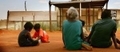 Des aborigènes assis devant une église（Staff: Ian Waldie / 2006 Getty Images）  