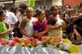 Des proches d’un officiel du gouvernement du Sri Lanka lors des funérailles（Stringer: AFP IOPP / 2007 AFP）  