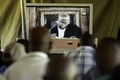 Des Botswanais regarde un juge à la télévision（Staff: GIANLUIGI GUERCIA / 2006 AFP）  