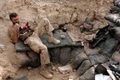 Un soldat canadien prend une pause de repos（Staff: JOHN D MCHUGH / 2006 AFP）  