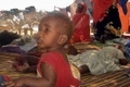 Une petite Somalienne assise avec sa famille réfugiée（Stringer: STRINGER / 2007 AFP）  