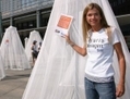 La comédienne, Anke Engelke, debout devant un filet contre les moustiques（Staff: Andreas Rentz / 2007 Getty Images）  