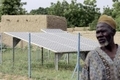 Un homme devant un panneau solaire（Staff: ISSOUF SANOGO / 2005 AFP）  