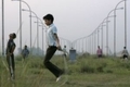 Un jeune Indien saute à la corde（Stringer: DESHAKALYAN CHOWDHURY / 2007 AFP）  