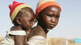 Une jeune réfugiée soudanaise portant sa soeur（攝影:  / 大紀元）  