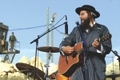 Un juif orthodoxe jouant de la guitare（攝影:  / 大紀元）  