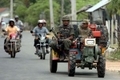 Des soldats sri lankais sur des véhicules ouverts（Stringer: LAKRUWAN WANNIARACHCHI / 2007 AFP）  