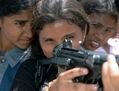 De jeunes indiennes jouent avec une arme militaire（Stringer: AFP / 2007 AFP）  