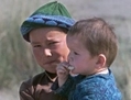 Un jeune garçon tadjik tenant un bébé（攝影:  / 大紀元）  