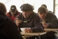 Des gens mangent à la soupe populaire d'un monastère franciscain（Staff: Sean Gallup / 2006 Getty Images）  