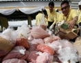 Des officiers thaïlandais et des sacs de drogues（Staff: PORNCHAI KITTIWONGSAKUL / 2007 AFP）  