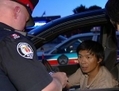  Un policier de Toronto questionne Lu Ping（攝影:  / 大紀元）  