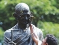 Près de 60 ans après sa mort, Gandhi inspire toujours les Indiens dans leurs revendications（攝影:  / 大紀元）  