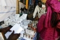 Un kiosque de produits issus de la médecine traditionnelle sénégalaise （Staff: GEORGES GOBET / 2007 AFP）  