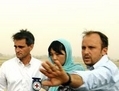 Deux hommes du Comité international de la Croix-Rouge (CICR) accompagnent une des otages（Stringer: MASSOUD HOSSAINI / 2007 AFP）  