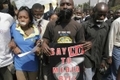 Des journalistes kenyans manifestent dans la capitale de Nairobi（Stringer: SIMON MAINA / 2007 AFP）  