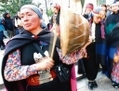 Des femmes mapuches jouent du tambour au cours d’une manifestation （STF: MARTIN BERNETTI / ImageForum）  