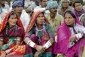Des femmes adivasis assises lors d’une manifestation（Staff: RAVEENDRAN / 2005 AFP）  