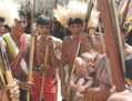 Des indiens d'Amazonie entourent un nouveau-né（STR: EUZILVALDO QUEIROZ / ImageForum）  