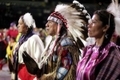 Roland McCook et sa fille Lisa représentant la tribu Ute（Staff: TIM SLOAN / 2007 AFP）  