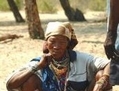 Une femme bushmen assise（Stringer: AFP / 2007 AFP）  