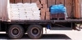 Quatre camions transportant les conserves de viande de l’UNRWA sont bloqués en Cisjordanie（攝影:  / 大紀元）  