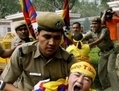 policier indien malmène une femme tibétaine（Stringer: PRAKASH SINGH / 2008 AFP）  