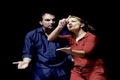 Des acteurs de la compagnie allemande Mainhattan/Stage jouent une pièce de théâtre Seven days en langue des signes, à Reims, lors du festival européen Clin d’oeil, qui explorait la u00ab/culture sourde » basée sur la langue des signes, notamment à travers le cinéma et le théâtre.（攝影:  / 大紀元）  