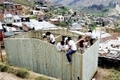 Des étudiants colombiens construisent une maison en bois pour une famille démunie dans la banlieue de Bogota. Selon les initiateurs chiliens de u00ab Un toit pour mon pays », environ 3.000 familles colombiennes profiteront du programme.（攝影:  / 大紀元）  