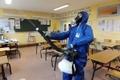 Une salle de classe est désinfectée dans l'école Georges-Brassens, dans le sud de la France（Staff: PASCAL GUYOT / 2009 AFP）  