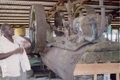 Justin Anatole, maire de Régina, lors de la visite guidée en créole de l’Ecomusée municipal d’Approuague-Kaw (EMAK) présentant les dernières machines vestiges de la scierie de Régina.（攝影:  / 大紀元）  