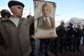  Un homme tient un portrait de Lénine（Stringer: AFP / 2009 AFP）  