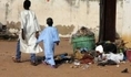Des enfants marchent dans les rues de Touba, au Sénégal（Staff: GEORGES GOBET / 2007 AFP）  