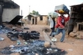Des habitants de Kuru Karama, à 30 kilomètres de Jos, fuient et passent devant des maisons brûlées（Stringer: AFP / 2010 AFP）  
