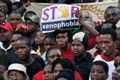 Des gens manifestent le 24 mai 2008 à Johannesbourg contre les attaques xénophobes en Afrique du Sud（Staff: John Moore / 2008 Getty Images）  