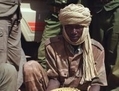 Un soldat tchadien montre une mine antichar datant de l'occupation par la Libye.（Stringer: AFP / 2009 AFP）  