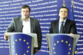 Jose Manuel Barroso (G) et Bart De Wever (D). (GEORGES GOBET/AFP/Getty Images)（Staff: GEORGES GOBET / 2010 AFP）  