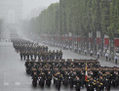 Des étudiants français de l'École Polytechnique, l'une des plus prestigieuses des grandes écoles françaises, participent sous la pluie à la parade annuelle de la Fête Nationale militaire à Paris le 14 Juillet 2010. (BERTRAND LANGLOIS/AFP/Getty Images)（Stringer: BERTRAND LANGLOIS / 2010 AFP）  