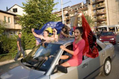 Les albanais du Kosovo célèbrent dans la ville de Mitrovica  la décision des Nations Unies dirigée par la Cour internationale de Justice, déclaration d'indépendance du Kosovo de la Serbie jugée légale. (Laura Serbia/Getty Images)（攝影:  / 大紀元）  