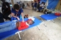 Une femme haïtienne est examinée（Staff: THONY BELIZAIRE / 2010 AFP）  